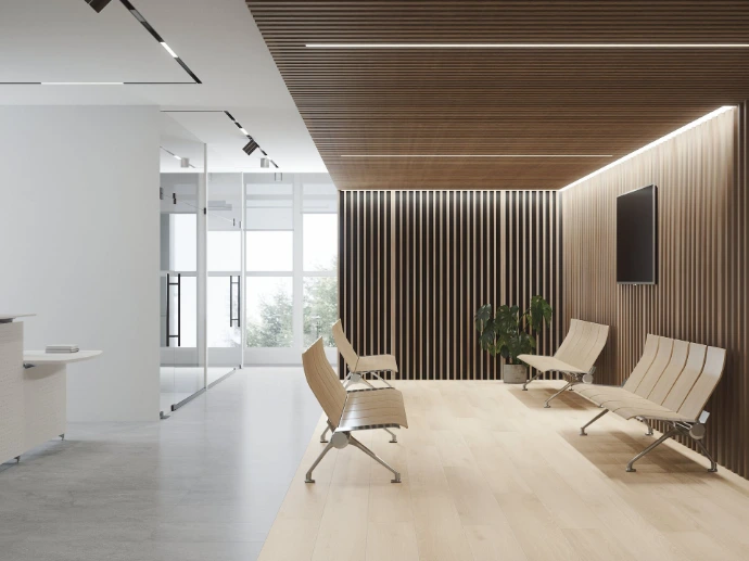 Moderne wachtruimte met lichte keramische houtlook vloertegels en houten wandbekleding